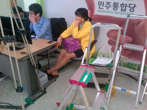 ▲ 민주통합당 당직자가 당선이 확실시 되는 후보에게 걸어줄 진달래꽃을 안고 있다. ⓒ 뉴데일리