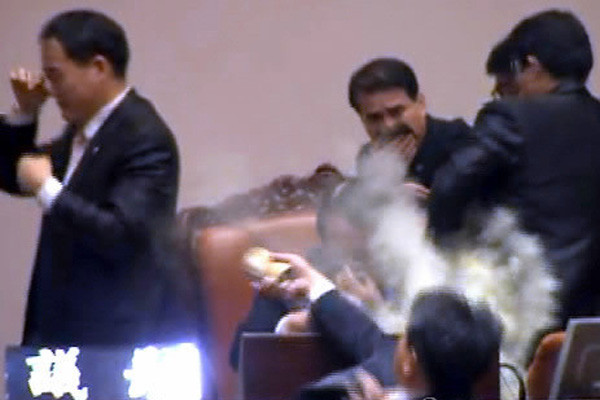 ▲ 2011년 11월 국회에서 한미FTA 비준에 반대해 경찰용 최루탄을 터뜨린 김선동 의원.