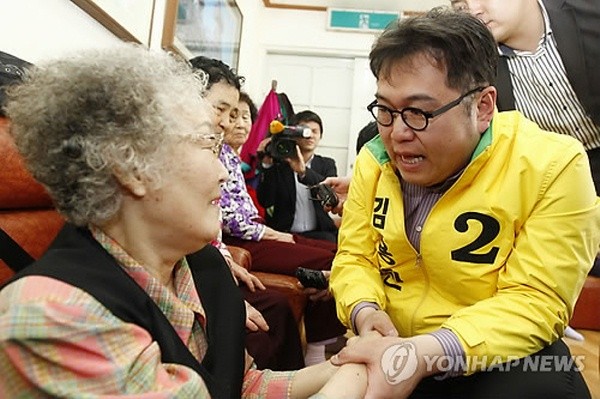▲ 과거의 여성·노인 폄하 발언으로 입방아에 오른 민주통합당 김용민 노원갑 후보가 6일 오후 서울 노원구 월계동의 한 경로당을 방문해 할머니에게 사죄하고 있다.  ⓒ 연합뉴스