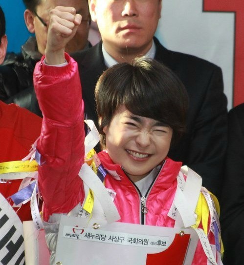 ▲ 부산 사상구에서 고배를 마신 새누리당 손수조 후보가 지난 유세에서 '파이팅'을 외치는 모습 ⓒ연합뉴스