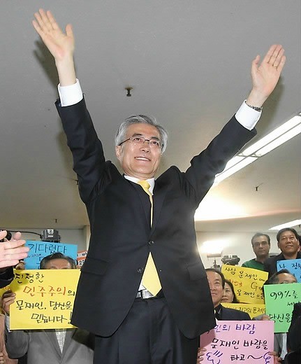 ▲ 19대 총선 투표가 끝나고 개표가 시작된 11일 오후 부산 사상구 문재인 후보 캠프 사무실에서 국회의원 당선이 확실시 되자 문재인 후보가 지지자들과 함께 환호하고 있다. ⓒ연합뉴스