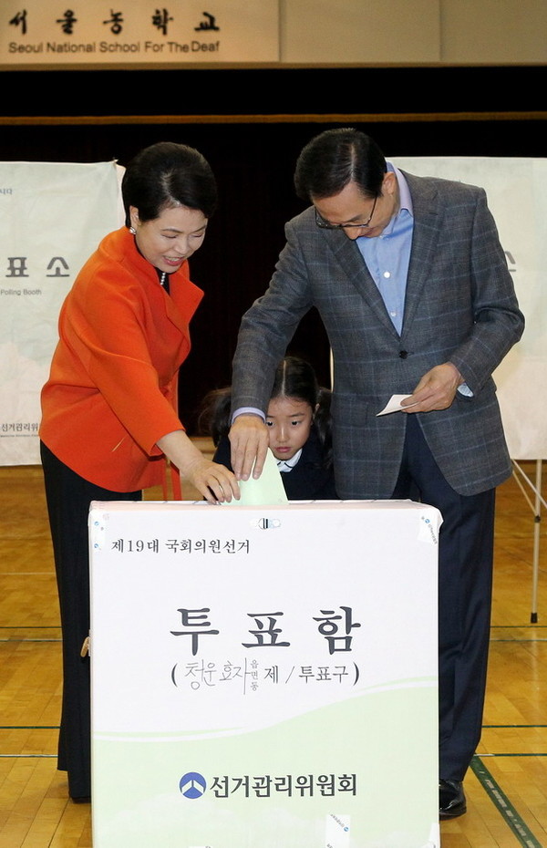 ▲ 이명박 대통령이 4.11총선이 치러진 11일 청와대 인근 투표소에서 김윤옥 여사와 함께 한표를 행사하고 있다. ⓒ 청와대