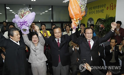 ▲ 19대총선 세종시에서 출마한 민주통합당 이해찬후보가 11일 오후 당선이 확실시되자 환호하고 있다. ⓒ 연합뉴스