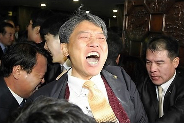 ▲ 국회에서 최루탄을 터뜨린 김선동 후보가 국회에서 끌려 나가고 있다.