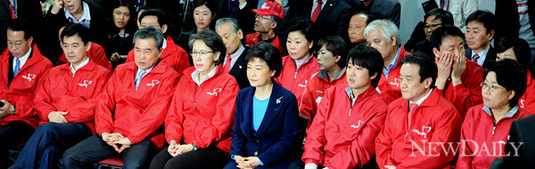 ▲ 박근혜 새누리당 비상대책위원장이 11일 오후 19대 총선 출구조사결과 발표를 지켜보고 있다. ⓒ 양호상 기자