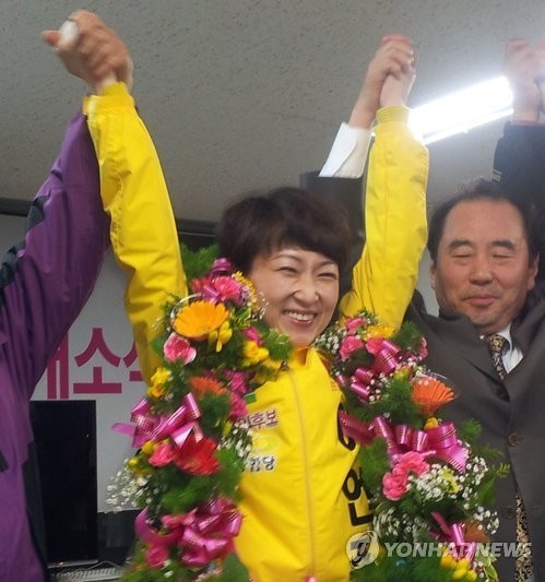 ▲ 12일 자정을 넘기고 민주통합당 이언주 후보가 당선 확정 소식에 손을 번쩍 들어올리고 있다. ⓒ 연합뉴스