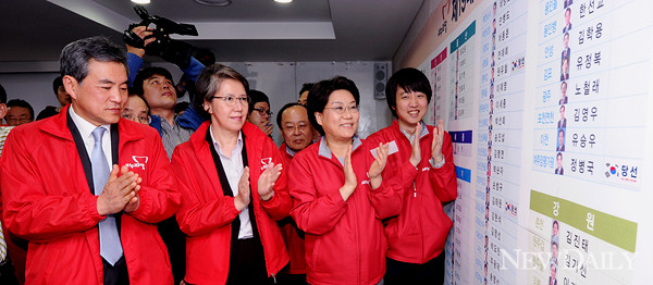 ▲ 박수치는 비대위원 이상돈, 이양희, 이준석 과 종합상황실장 이혜훈ⓒ양호상 기자