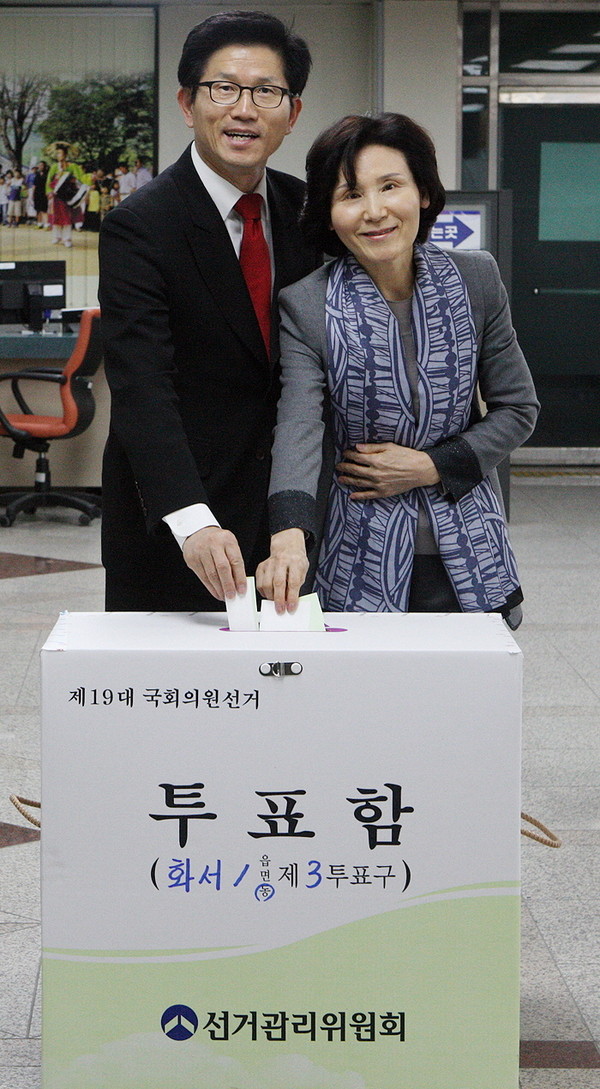 ▲ 김문수 경기도지사가 11일 부인 설난영씨와 투표소에서 한표를 행사하고 있다. ⓒ 뉴데일리