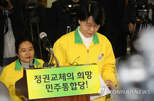 ▲ 민주통합당 박선숙 선대본부장이 11일 오후 서울 영등포당사에서 총선결과와 관련해 브리핑한 후 상황실을 나서고 있다. ⓒ 연합뉴스