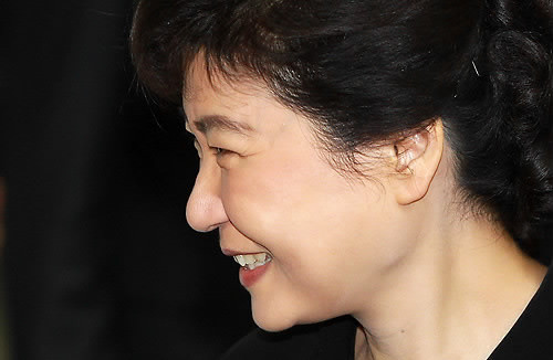 ▲ 박근혜 새누리당 비대위원장이 12일 4.11 총선 기자회견을 마친 뒤 활짝 웃고 있다. ⓒ 연합뉴스