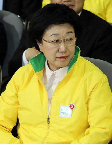 ▲ 4.11 총선 투표가 끝난 11일 오후 민주통합당 한명숙 대표가 방송3사 출구조사를 지켜보다 고개를 돌리고 있다. ⓒ 연합뉴스