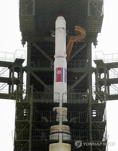 ▲ 북한의 미사일 발사대에 설치된 로켓 ⓒ연합뉴스