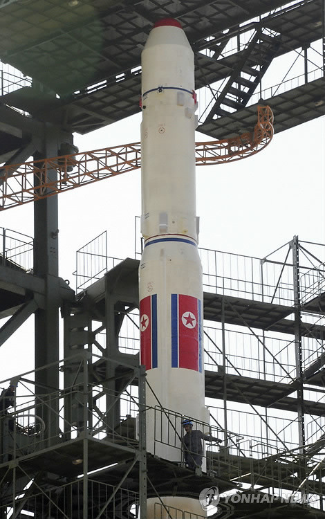 ▲ 북한이 미사일 발사대에 설치한 로켓 ⓒ연합뉴스