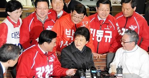 ▲ 새누리당 박근혜 비상대책위원장이 지난달 16일 대전의 대표적인 제과점인 중구 은행동 성심당을 방문, 임영진(앞줄 오른쪽) 성심당 대표 및 강창희(앞줄 왼쪽) 후보 등 4.11 총선 대전지역 예비후보들과 대화를 하고 있다.  ⓒ 연합뉴스