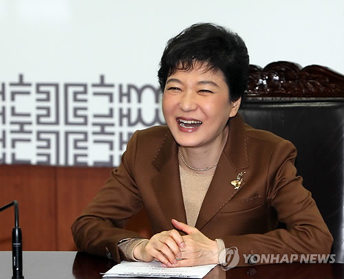 ▲ 박근혜 새누리당 비상대책위원장이 13일 서울 여의도 새누리당 당사에서 열린 중앙선거대책위원회 회의 및 해단식에서 웃으며 이야기 하고 있다. ⓒ 연합뉴스