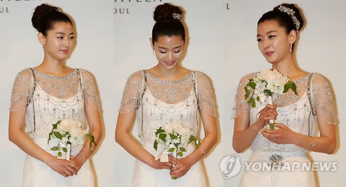 ▲ 배우 전지현이 13일 오후 서울 중구 장충동 신라호텔에서 결혼식을 올리기에 앞서 기자회견을 하고 있다. ⓒ 연합뉴스