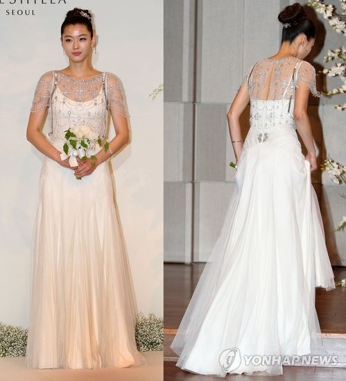 ▲ 배우 전지현이 13일 오후 서울 중구 장충동 신라호텔에서 결혼식을 올리기에 앞서 기자회견을 하고 있다. ⓒ 연합뉴스