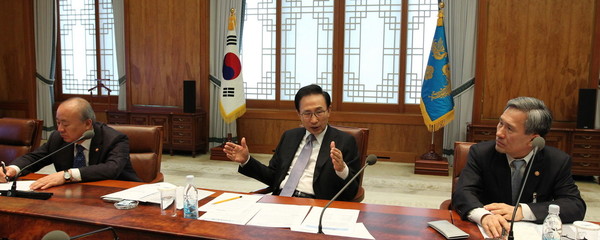 ▲ 이명박 대통령이 13일 서민 물가 상승의 핵심 요인인 유가 인상의 원인을 검토할 것을 지시했다. 사진은 이날 오전 북한의 미사일 발사 이후 소집한 외교안보관계장관회의를 주재하는 이 대통령. ⓒ 청와대