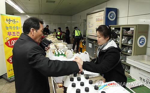 ▲ 농협중앙회는 16일 서울광장에서 양파, 대파 소비촉진을 위한 직거래장터를 연다. 사진은 서울도시철도공사 지하철역에 설치한 농산물 직거래장터.ⓒ 사진 연합뉴스