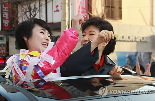 ▲ 새누리당 박근혜 위원장과 부산 사상 손수조 후보가 유세차에서 지지를 호소하는 모습 ⓒ연합뉴스