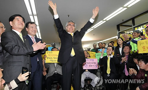 ▲ 부산 사상 선거에서 승리한 민통당 문재인 후보가 만세를 부르는 모습 ⓒ연합뉴스