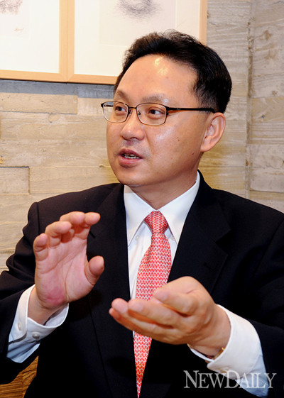 ▲ 뉴데일리 인보길 대표(왼쪽)와 새누리당 조명철 당선자(오른쪽) ⓒ 뉴데일리