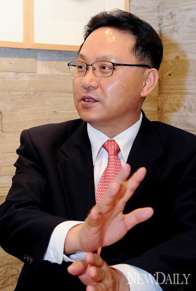 ▲ 뉴데일리 인보길 대표(왼쪽)와 새누리당 조명철 당선자(오른쪽) ⓒ 뉴데일리