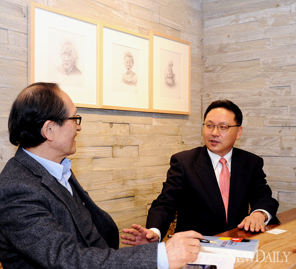 ▲ 뉴데일리 인보길 대표(왼쪽)와 새누리당 조명철 당선자(오른쪽) ⓒ 뉴데일리