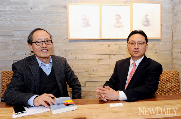 ▲ 새누리당 조명철 당선자는 직접 종이에 '페이퍼(강의안)'의 표지를 메모하며 김일성 대학 교수 시절을 설명했다. ⓒ 뉴데일리