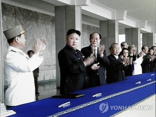 ▲ 김일성 주석 100회 생일 기념행사에서 김정은(왼쪽에서 두번째)이 단상에서 박수를 치고 있다. ⓒ 연합뉴스