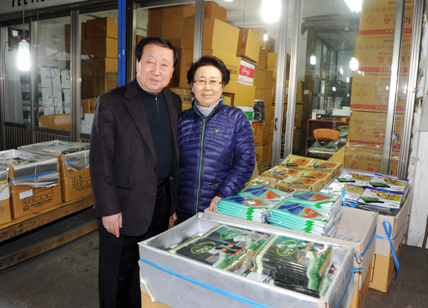 오용배 사장(좌)과 그의 아내 김금자씨는 33년째 중부시장에서 가게를 운영하고 있다. ⓒ양호상 기자