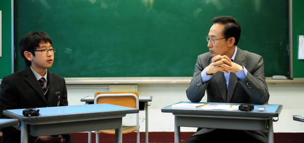 ▲ 이명박 대통령 16일 여주중학교를 찾아 학교폭력 근절을 위한 학생들의 목소리를 들었다. ⓒ 청와대