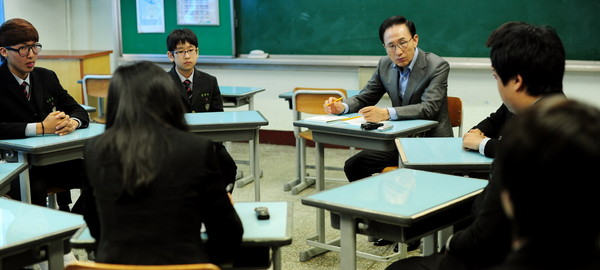 ▲ 이명박 대통령 16일 여주중학교를 찾아 학교폭력 근절을 위한 학생들의 목소리를 들었다. ⓒ 청와대