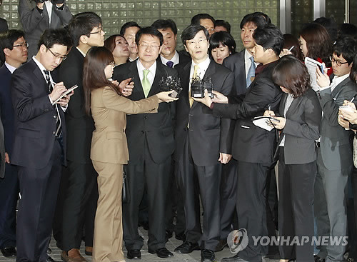 ▲ "납득할 수 없는 판결" 17일 오전, 항소심 선고 직후 곽노현 서울시교육감이 기자들에 둘러싸여 심경을 밝히고 있다.ⓒ 사진 연합뉴스