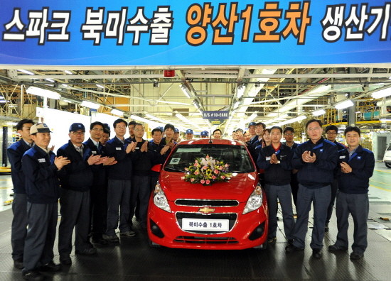 ▲ 한국지엠은 17일 경차 전용 생산 공장인 경남 창원공장에서 임직원 100여명이 참석한 가운데 북미 수출용 스파크(Spark) 1호차의 생산을 기념하는 양산기념식을 가졌다. 글로벌 경차 쉐보레 스파크의 북미 수출용 차량을 창원공장에서 생산, 오는 5월부터 경차 최초로 미국과 캐나다 등 북미지역에 본격 수출한다. ⓒ 한국지엠