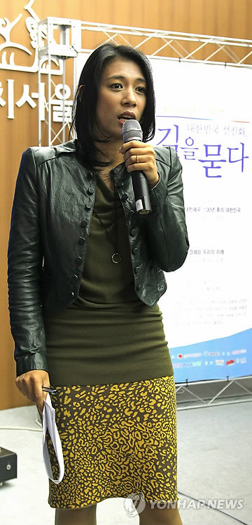 ▲ (서울=연합뉴스) 성연재기자 = 물방울 나눔회 이자스민 사무총장이 19일 오후 서울 광화문 해치마당에서 열린 G20 정상회의 기념 '대한민국 선진화, 길을 묻다'릴레이 강연에서 '다문화가 한국의 힘이다'를 주제로 강연을 하고 있다. ⓒ