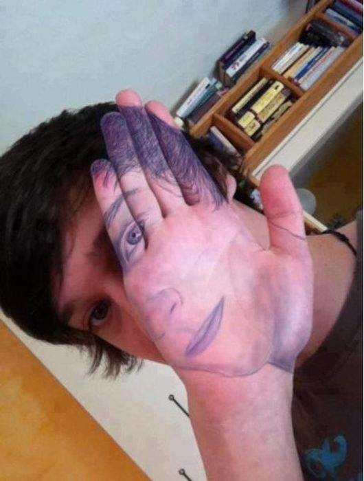 ▲ ‘가리면 잘생긴 얼굴’ 사진이 화제다. ⓒ 온라인 커뮤니티