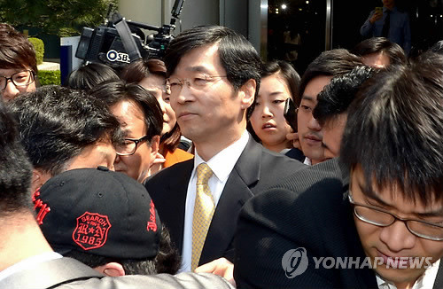 ▲ 17일 오전 서울고등법원에서 열린 항소심 선고공판에서 징역 1년을 선고받은 곽노현 서울시교육감이 취재진에 둘러싸여 있다.ⓒ 사진 연합뉴스