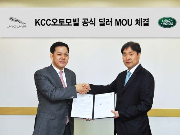 ▲ 재규어 랜드로버의 새 딜러가 된 KCC오토모빌(대표 이상현)과 MOU 체결 뒤 악수를 나누고 있다.