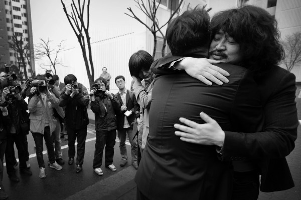 ▲ 지난 11일 4.11 총선 개표가 진행되는 가운데 나꼼수 멤버 김용민(노원갑)후보와 김어준, 주진우가 서로 껴앉으며 격려하고 있다. ⓒ 자료사진