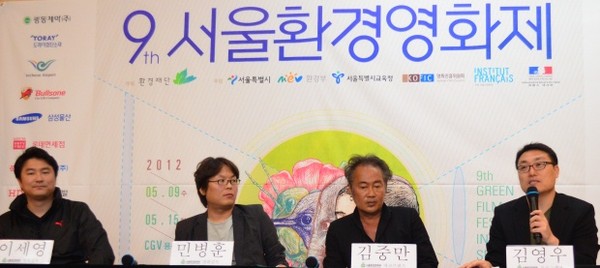 ▲ 왼쪽부터 이세영, 민병훈 감독, 김중만 사진작가, 김영우 프로그래머.