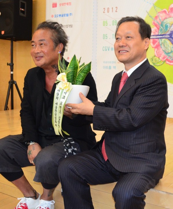 ▲ 왼쪽부터 김중만 사진작가, 최열 환경재단 대표.