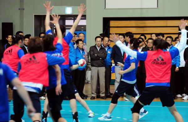 ▲ 이명박 대통령이 18일 런던올림픽을 준비 중인 태릉 선수촌을 찾아 여자 핸드볼팀의 훈련을 지켜보고 있다. ⓒ 청와대 제공