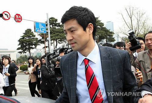 ▲ 논문 표절 의혹을 받고 있는 문대성 새누리당 부산 사하갑 당선자가 18일 오후 서울 여의도 국회에서 예정된 기자회견을 돌연 취소하고 돌아가고 있다. ⓒ 연합뉴스