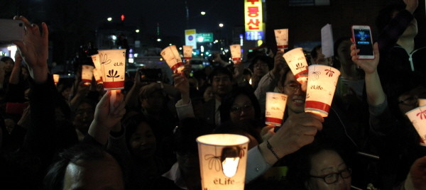 ▲ '탈북자 북송반대 집회'에 참석한 시민들이 촛불을 들고 보니엠의 공연을 보고 있다.ⓒ 뉴데일리