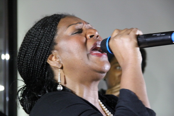 ▲ 보니엠의 리더 리드 미첼이 노래하고 있다. ⓒ 뉴데일리