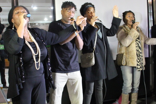 ▲ 미첼을 비롯해 토니 애쉬크로프트, 캐롤 그레이, 패트리샤 포스터 등 보니엠의 멤버들이 노래하고 있다. ⓒ 뉴데일리