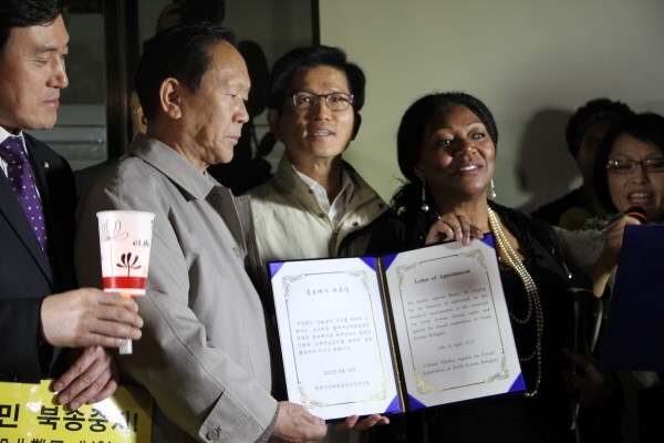 ▲ 보니엠은 탈북자들을 위한 '홍보대사'로 임명됐다. 북한민주화위원회 홍순경 위원장인 리드 미첼에 위촉장을 전달하고 있다. ⓒ 뉴데일리