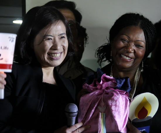 ▲ 북한전통음식문화연구원 이애란 원장이 보니엠에 북한의 실상이 담긴 CD와 통일약과를 선물하고 있다. ⓒ 뉴데일리