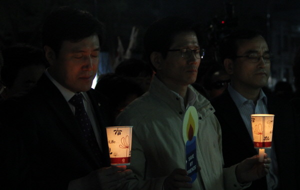 ▲ 북한전통음식문화연구원 이애란 원장이 보니엠에 북한의 실상이 담긴 CD와 통일약과를 선물하고 있다. ⓒ 뉴데일리